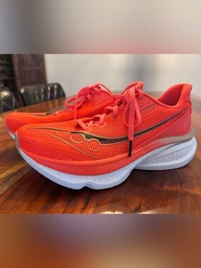 Saucony Endorphin Azura. Women’s 9.5. Vizired.